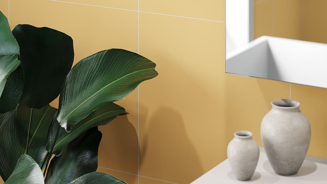 Detaljbilde av bad med gule veggplater.