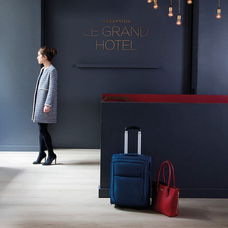 Lyst gulv i mørkt rom.