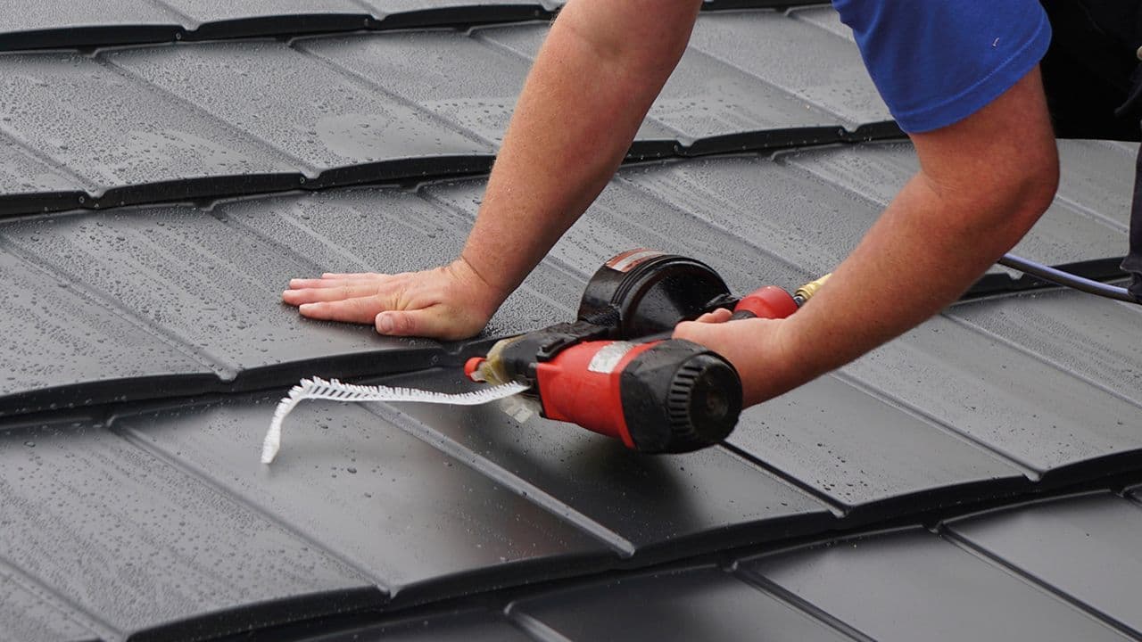 Noen som holder et verktøy