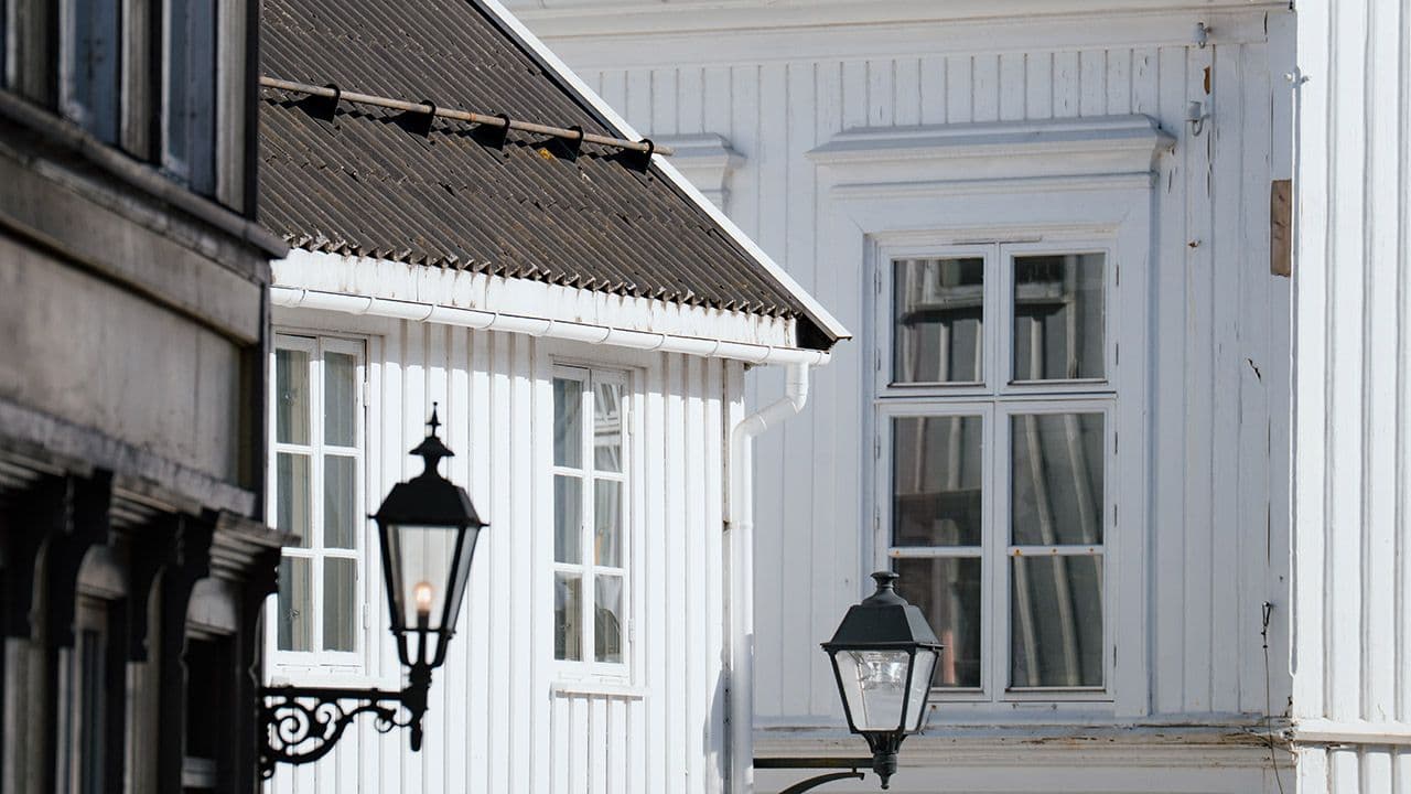 Hvite sørlandshus med trekledning.