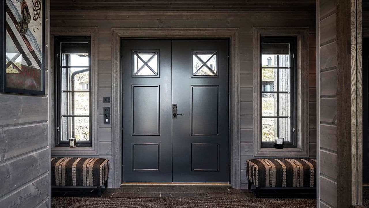 Tofløyet hyttedør i sort med glass.
