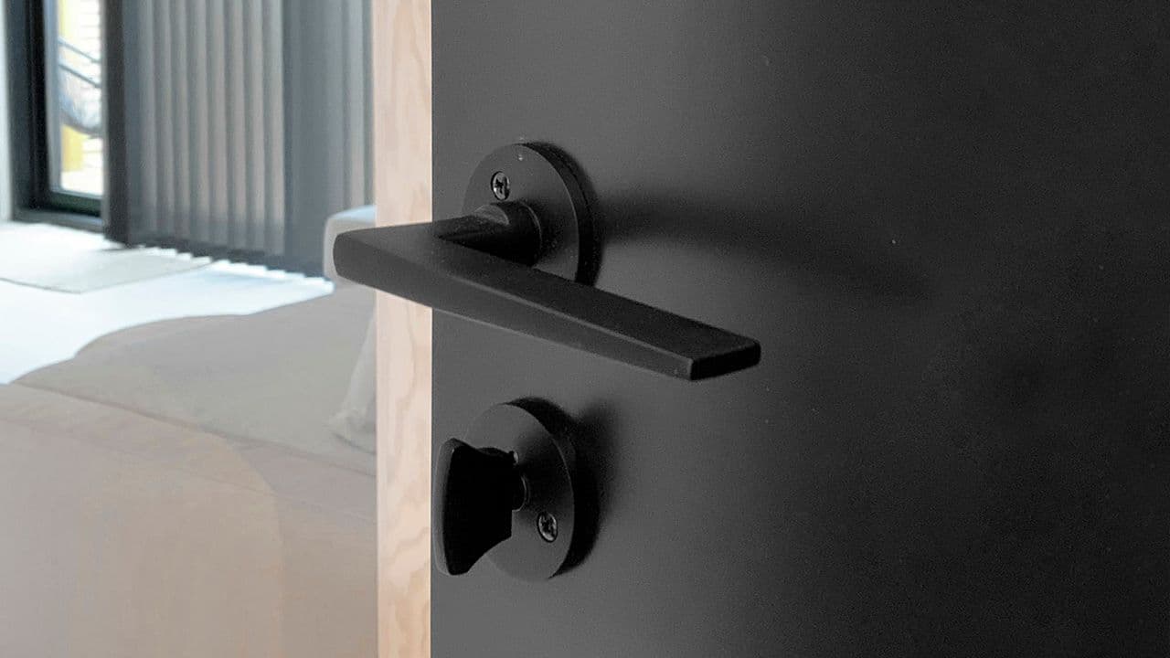 Sort innerdør med sort dørvrider innerdør.