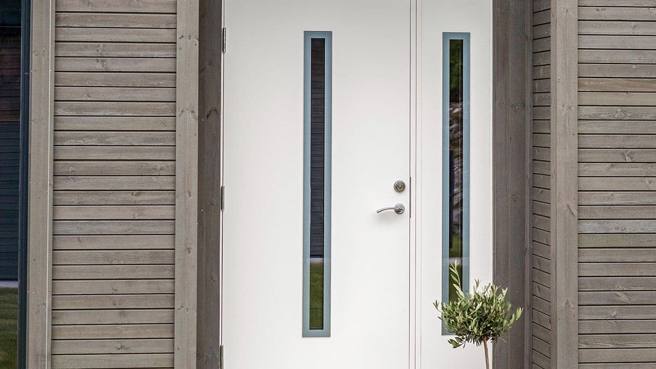 Hvit dør med glassfelt med sidevindu.