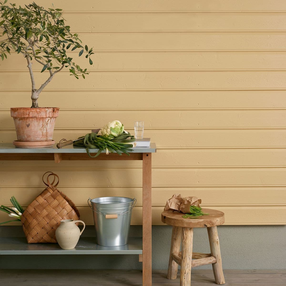 Vegg malt med Drygolin Nordic Extreme maling i fargen 1392 Gul antikk.