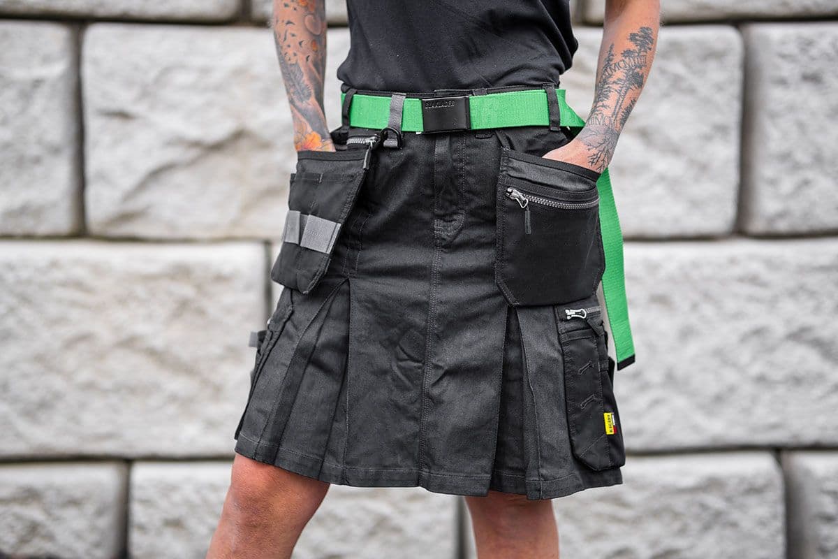 kvinnelig håndverker i håndverkerskjørt