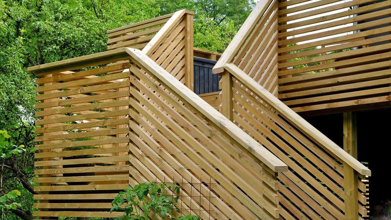 Terrasse trapp vinkel bygget med rekkverkspile.