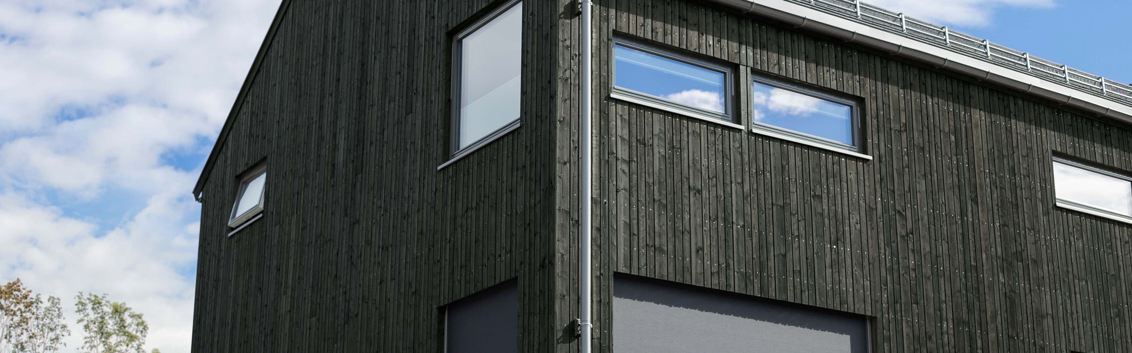 Hus med ny kledning i grønnfarge.