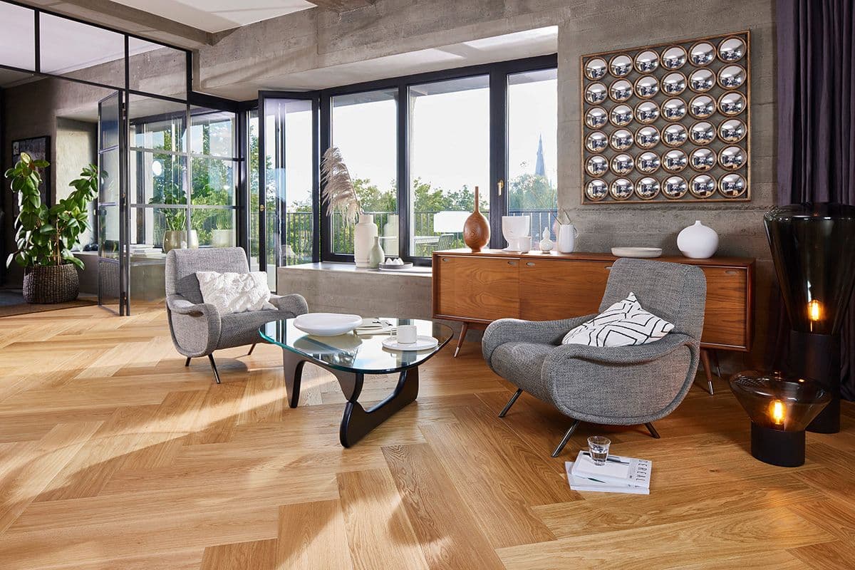 Stue med parkettgulv i hvalbeinsmønster fra Boen: Click Castle eik adagio