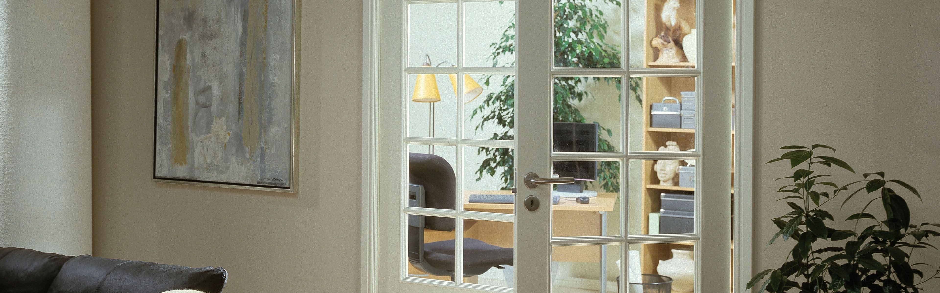 Lys stue med dobbel glassdør innendørs.