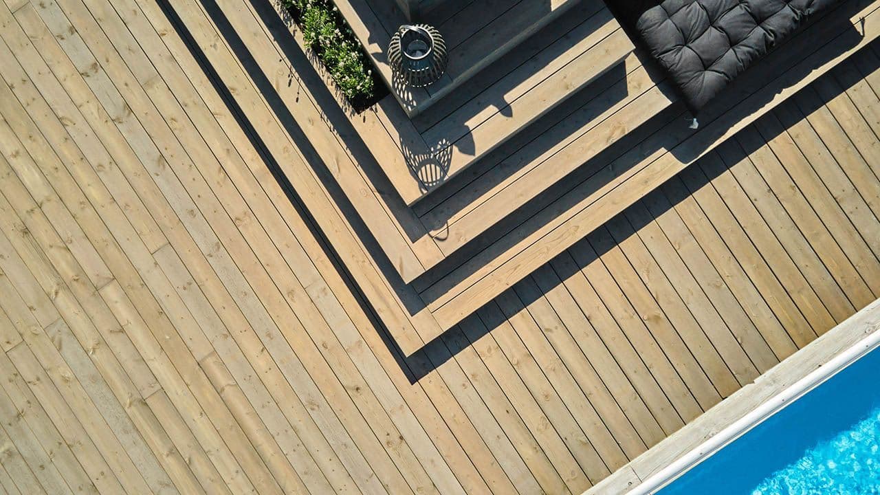 Concise terrassebord på terrasse med basseng.