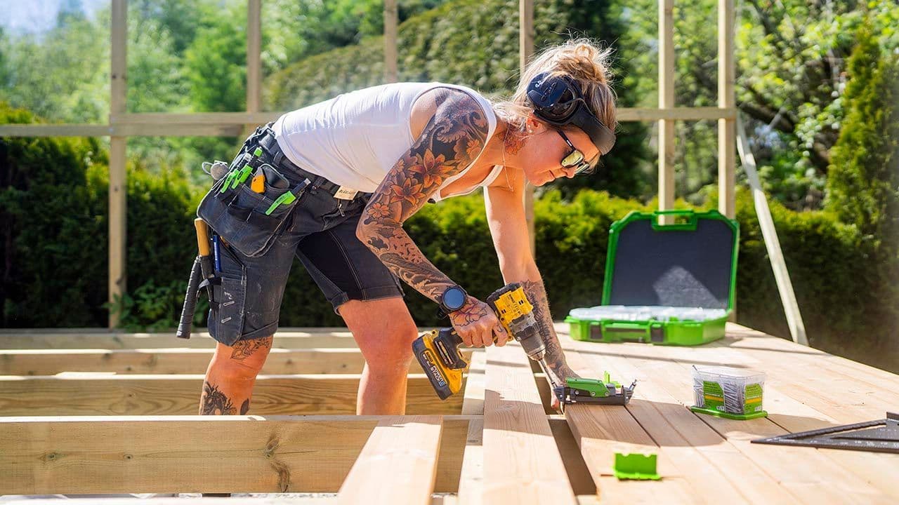 En dame bygger en terrasse