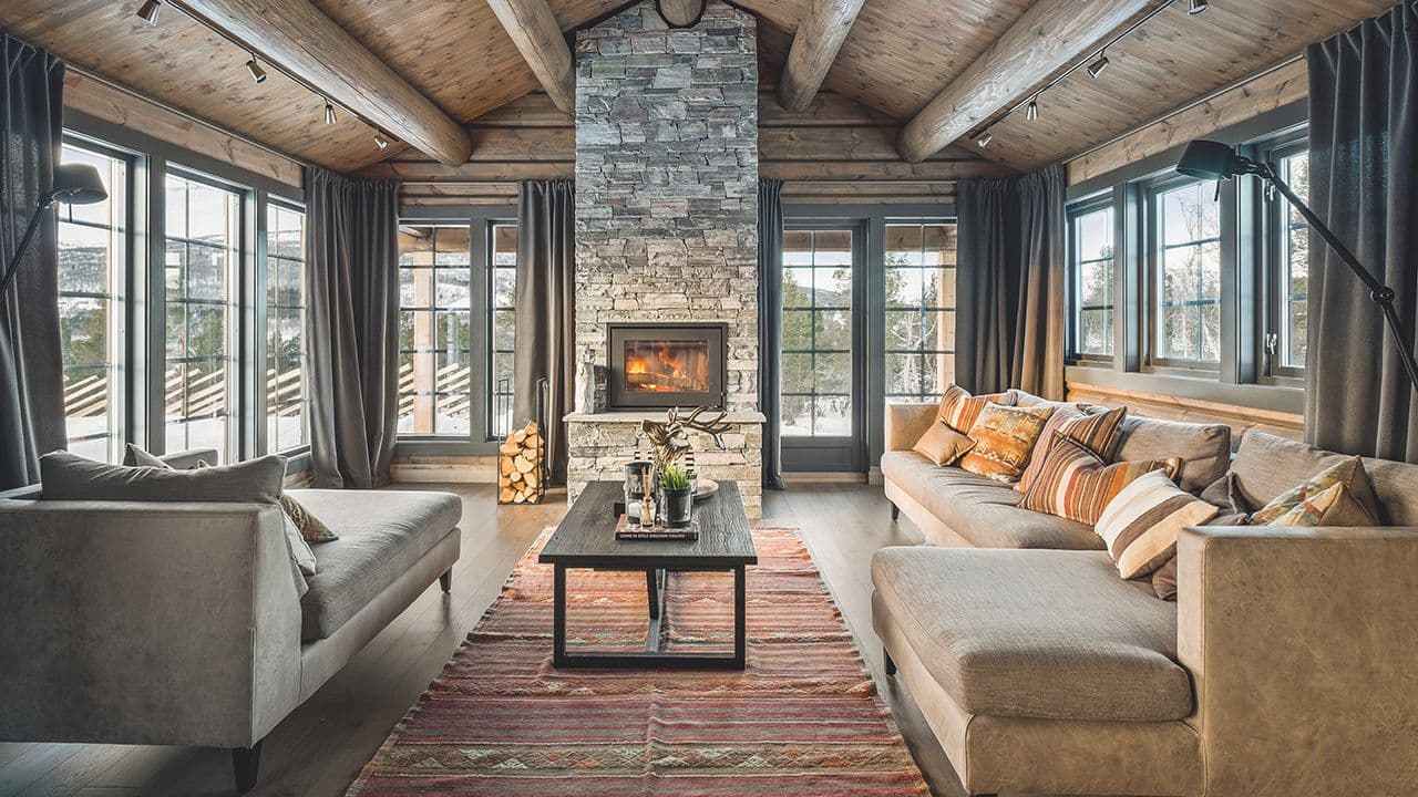 Nye vinduer skiftet i hytte med peis.