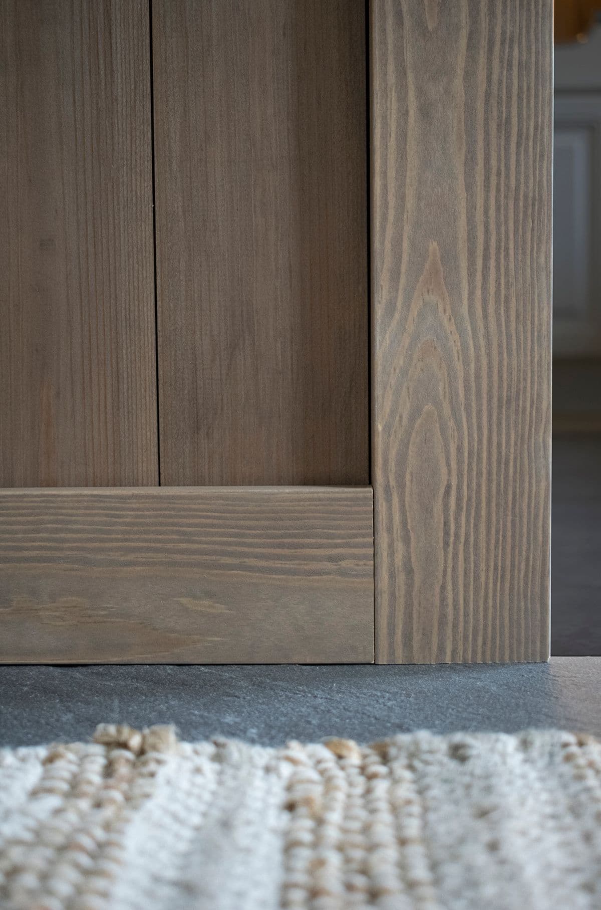 glattkant i beiset furu brukt som fotlist og kantlist på hytte