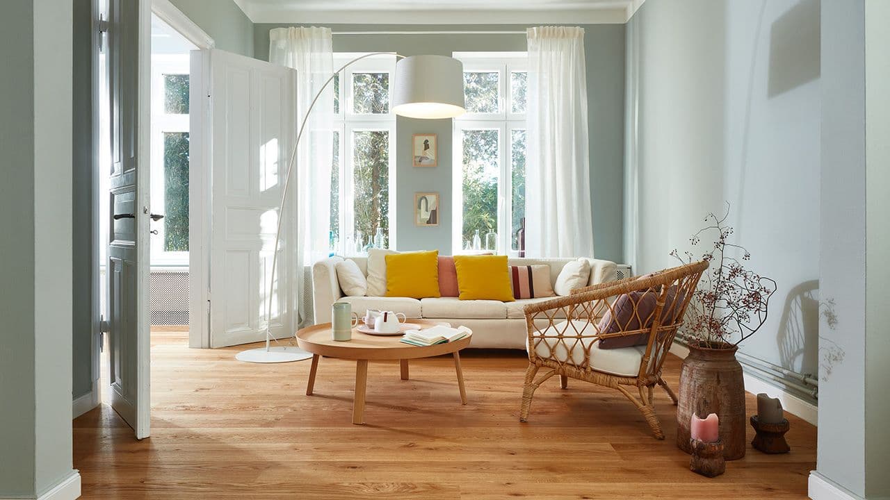 Stue, som er et av rommene vi pusser opp oftest, med eikegulv.