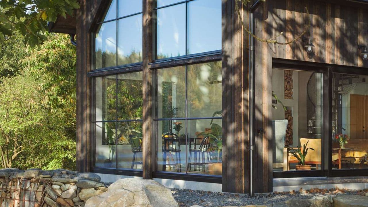 Utsiden av et hus med store vinduer