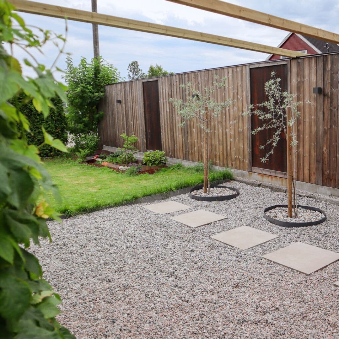 Gress og elvestein i hage, todelt.