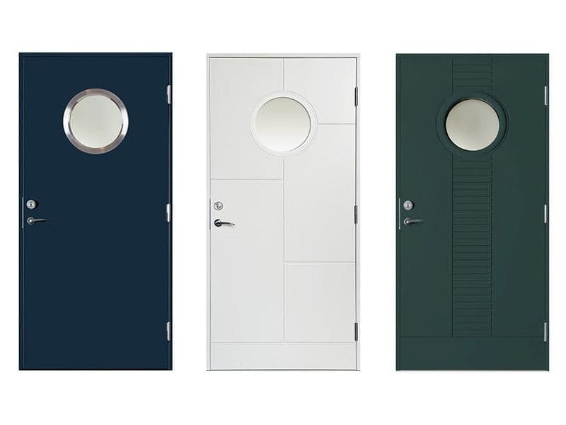 Collage av tre hyttedører utvendig ved sjøen i blå, hvit og grønn.