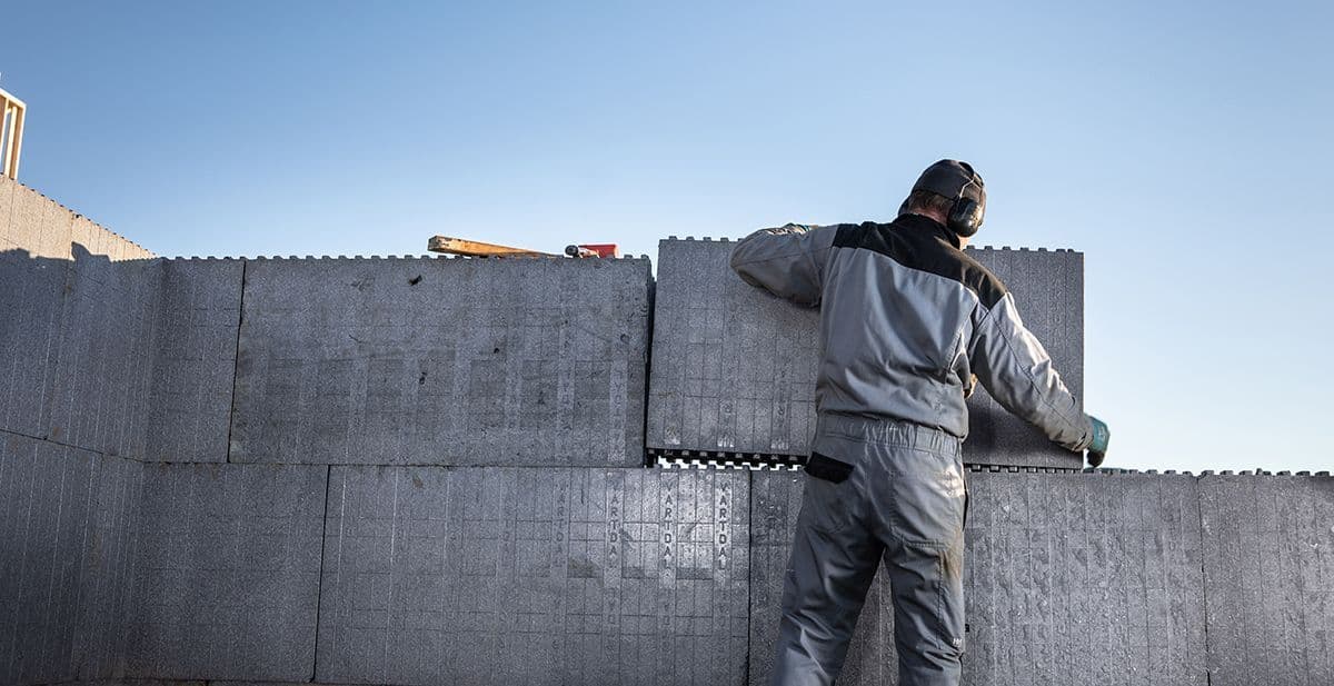 En mann som monterer