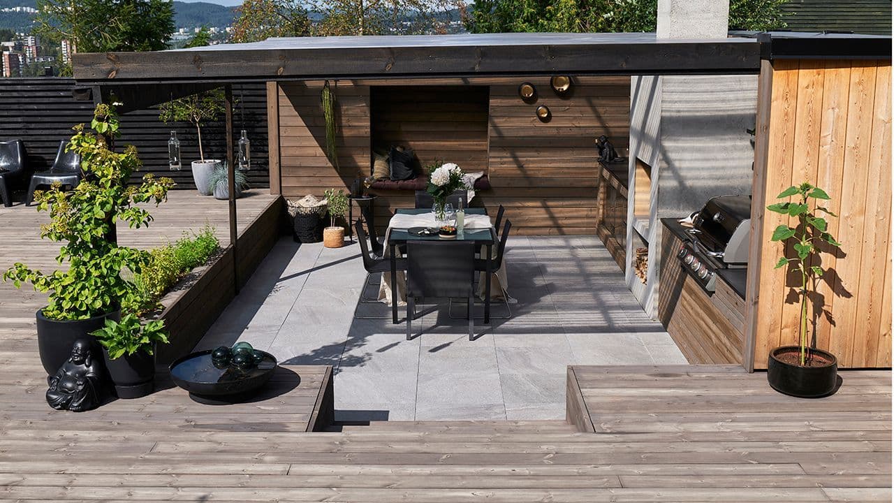 Terrasse med utekjøkken og mørke royalimpregnerte terrassebord.
