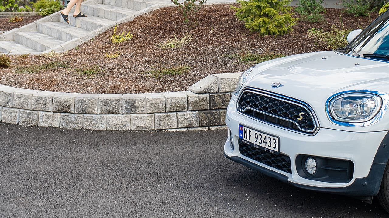 Aaltvedt mini støttemur knekt i gråmix foran hus.