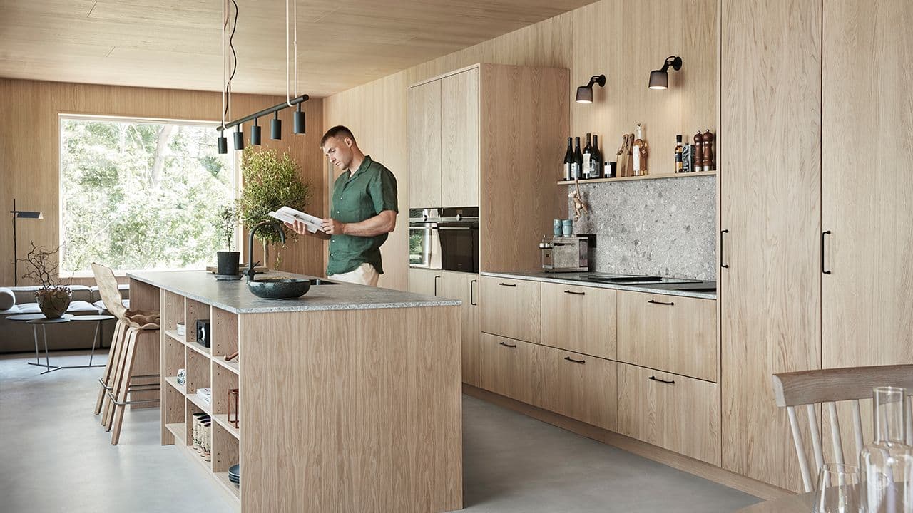 Kjøkken i hvitpigmentert eik.