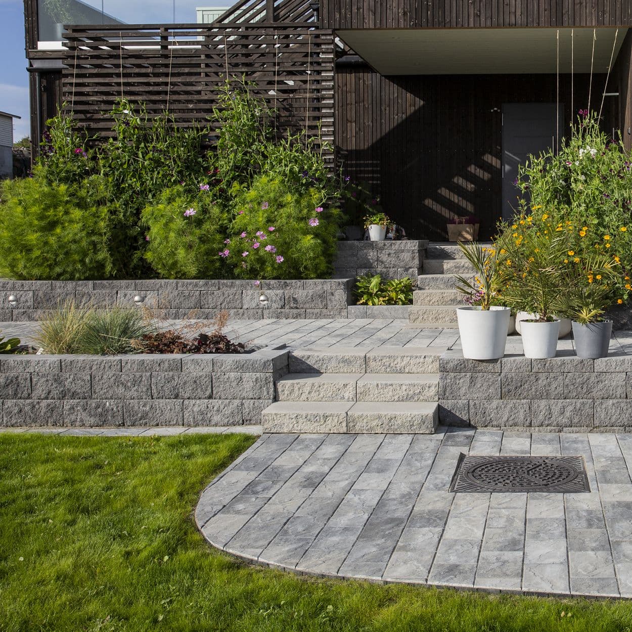 Hage med planter og heller