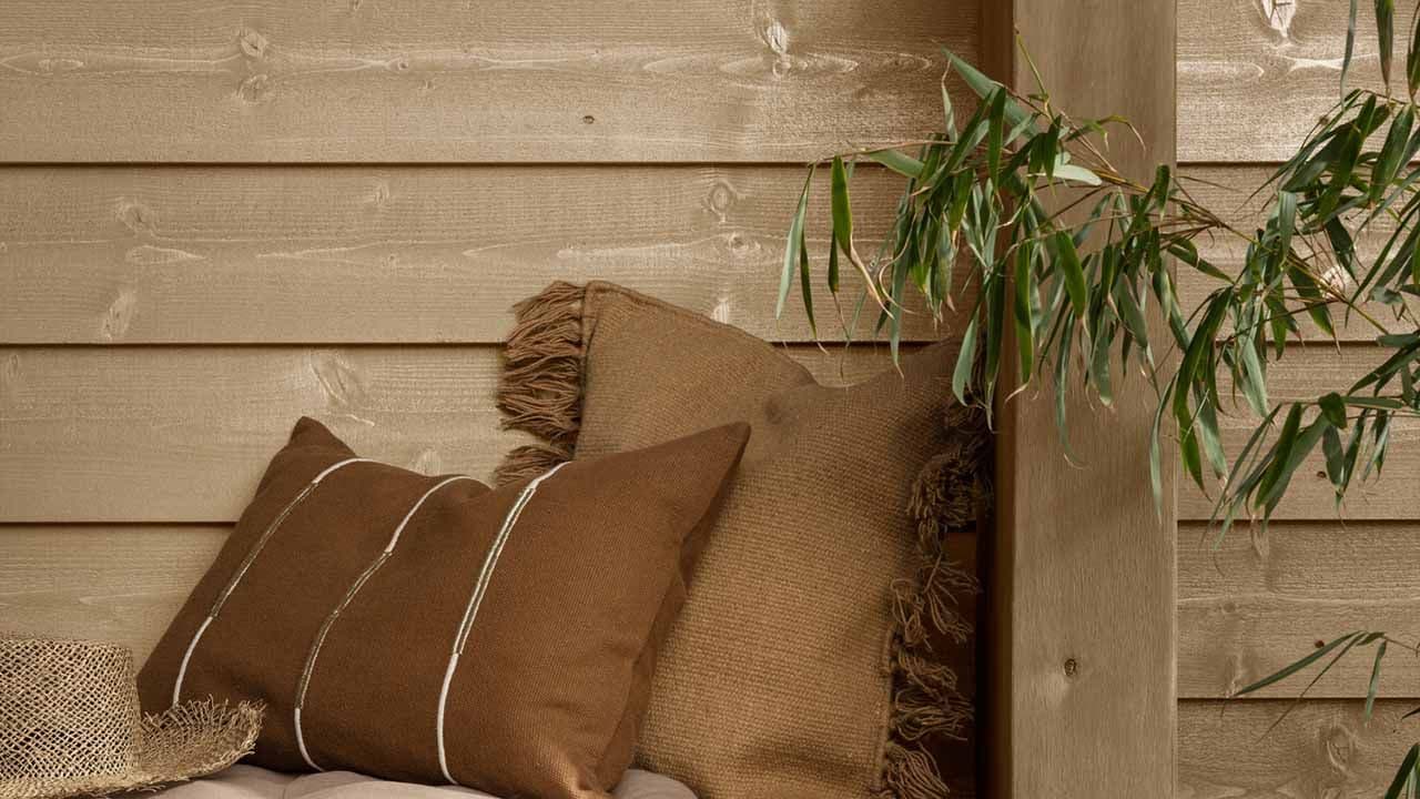 Husvegg malt med utendørs beis TREBITT Oljebeis i fargen 9054 Naturlig Eldet.