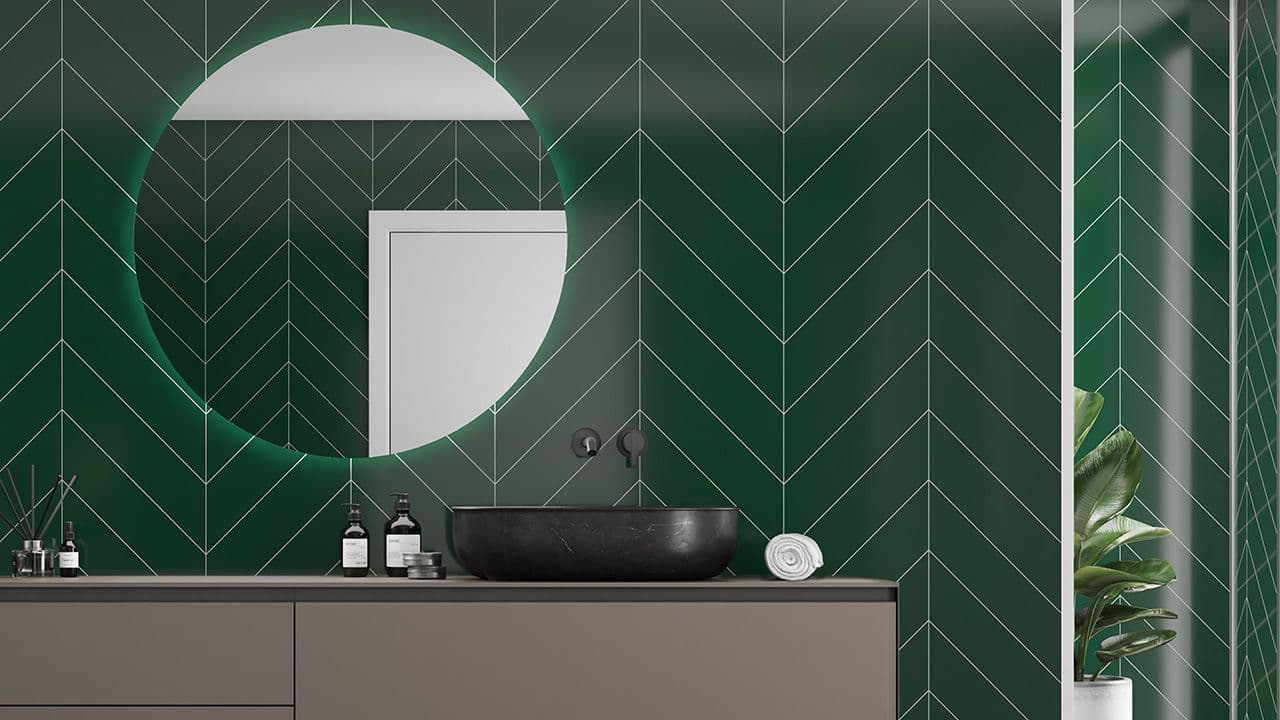 Baderom med grønne våtromsplater og mørk baderomsinnredning.