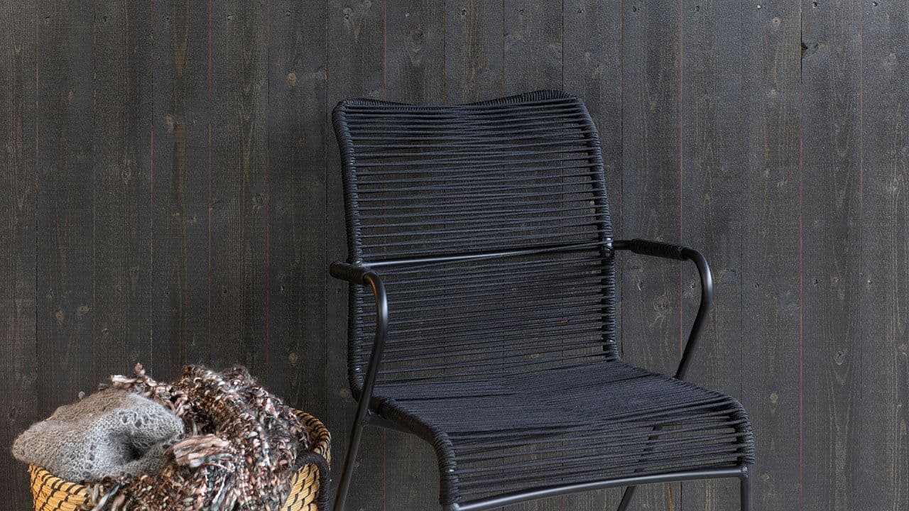 Husvegg malt med utebeis TREBITT Oljebeis 90033 Funkissort fra Jotun.