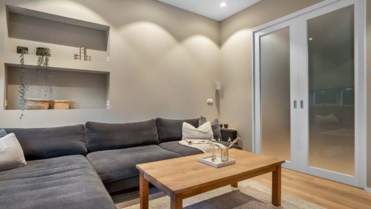 Stue med sofa og bord