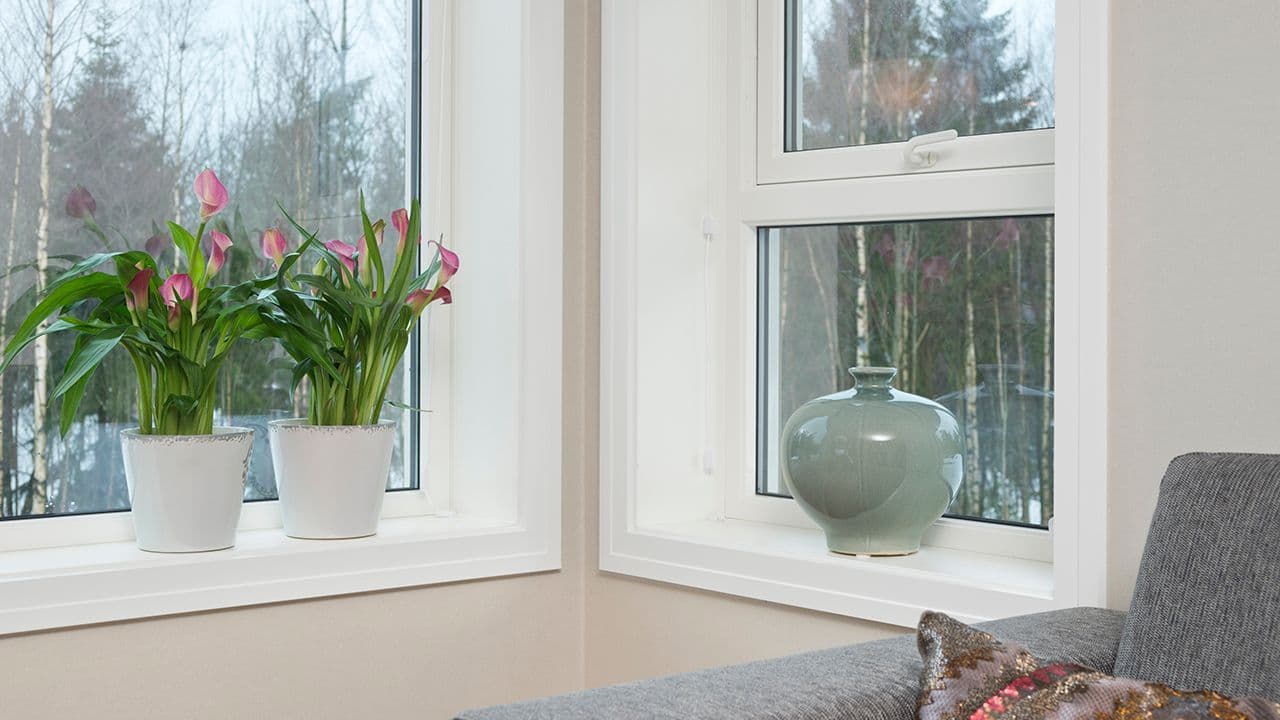 Vinduskarm med vaser