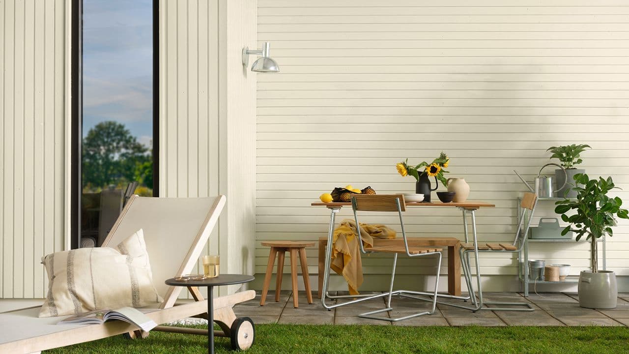 DRYGOLIN Pluss Oljedekkbeis i fargen 1108 Fyn, vindu i fargen 0099 Sort og grunnmur i fargen 1402 Canvas.