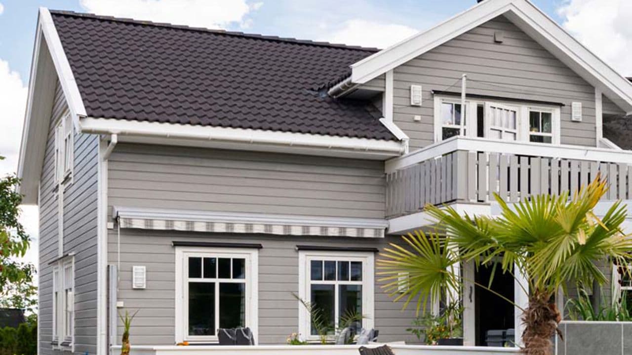 Tradisjonell enebolig med moderne utvendig kledning som er montert liggende.