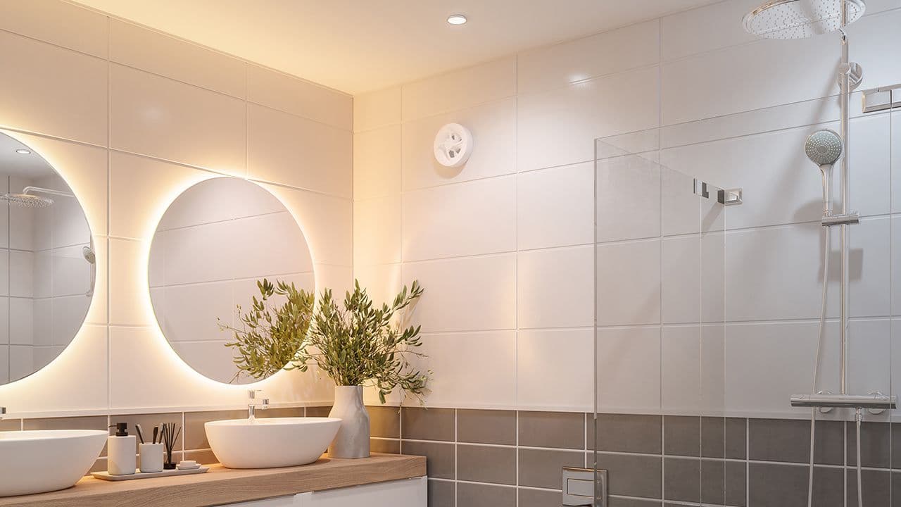 Hvit og minimalistisk vifte i hvitt, flislagt bad