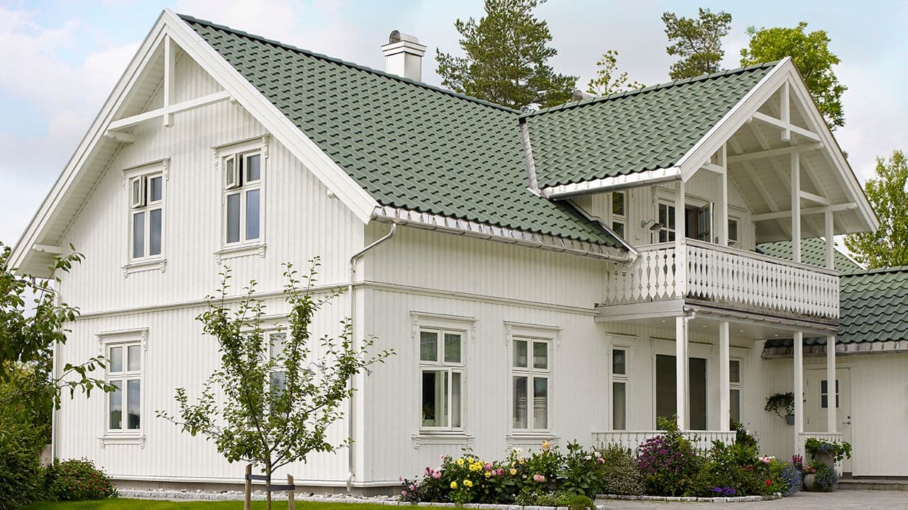 Ny kledning på gammelt hus i fargen 1453 Bomull fra Jotun.