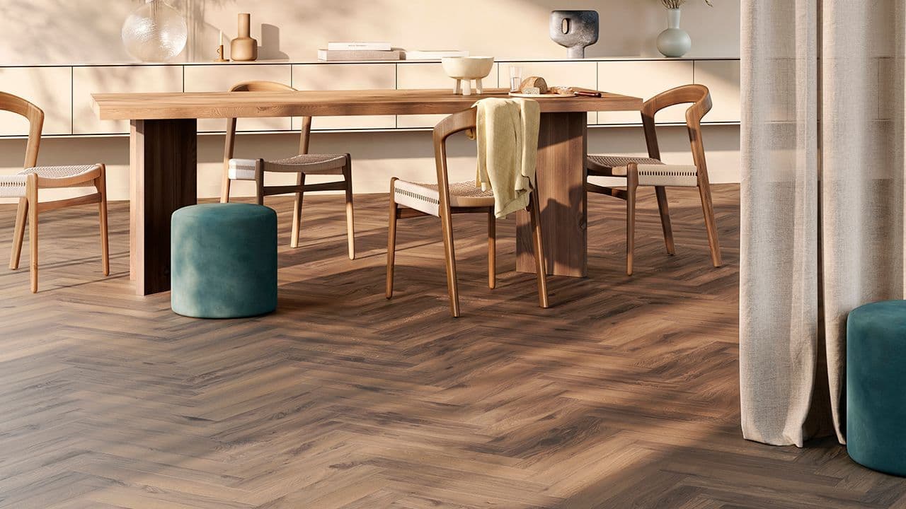 Inspirasjon gulv i spisestue. Her ser du det klassiske mønsteret chevron.