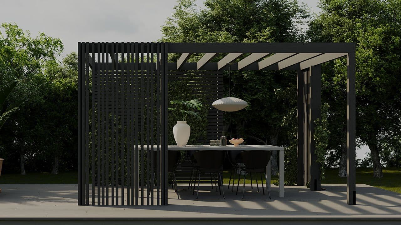 Sort frittstående pergola i stor hage.