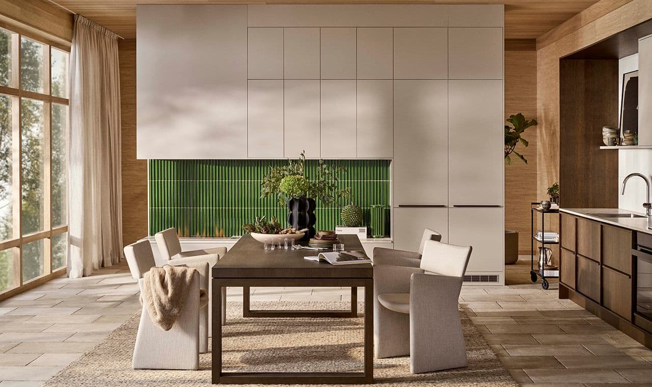 Åpen kjøkkenløsning med peis og spisebord i moderne hjem.