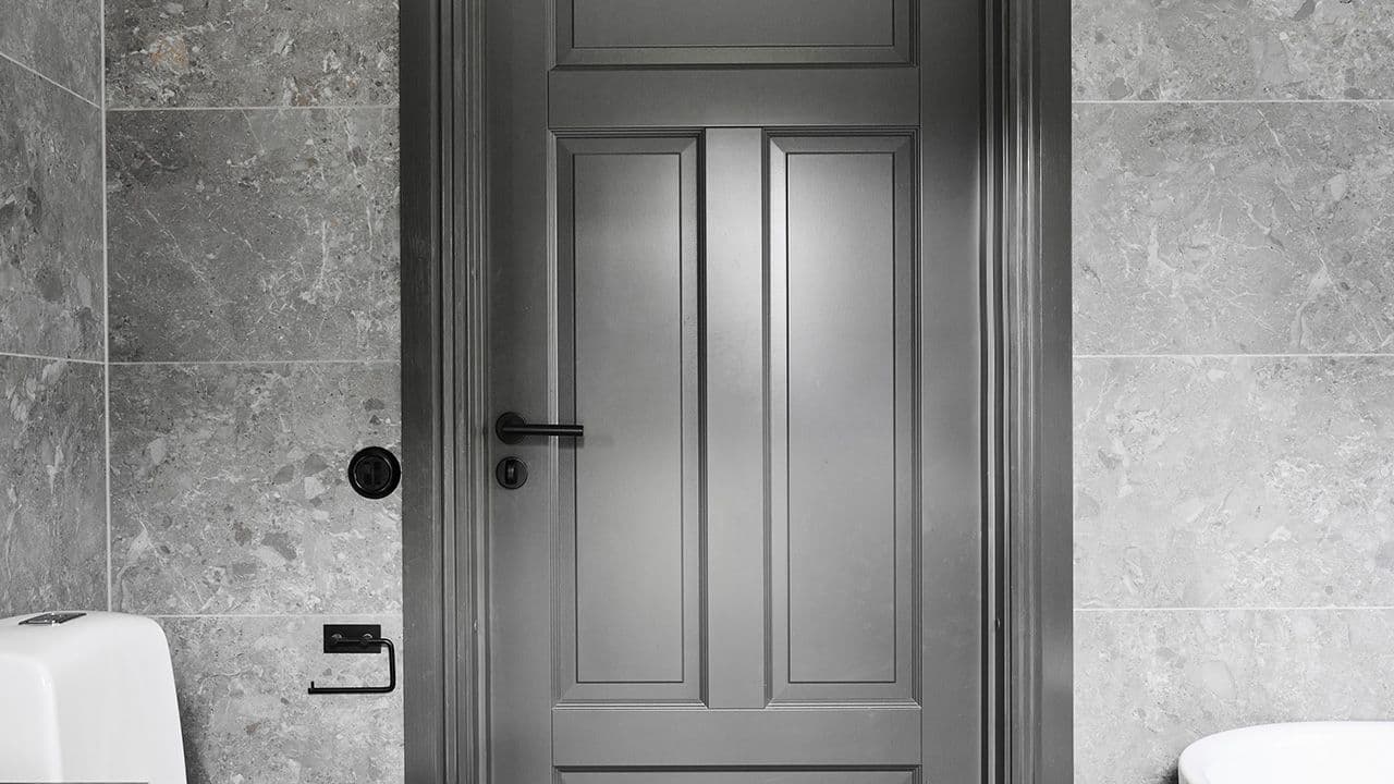 Baderom med støyreduserende dør i sort.