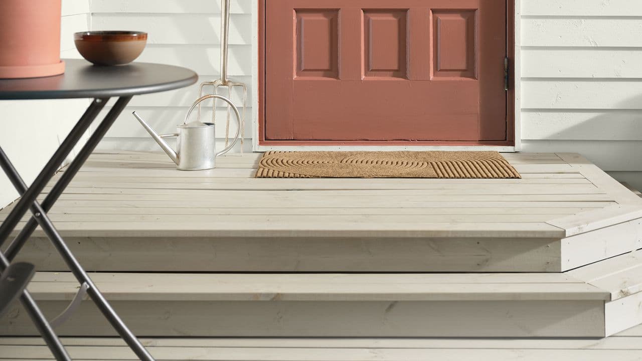 Grå terrassebeis. Jotun Trebitt terrassebeis 9073 Shimmergrå