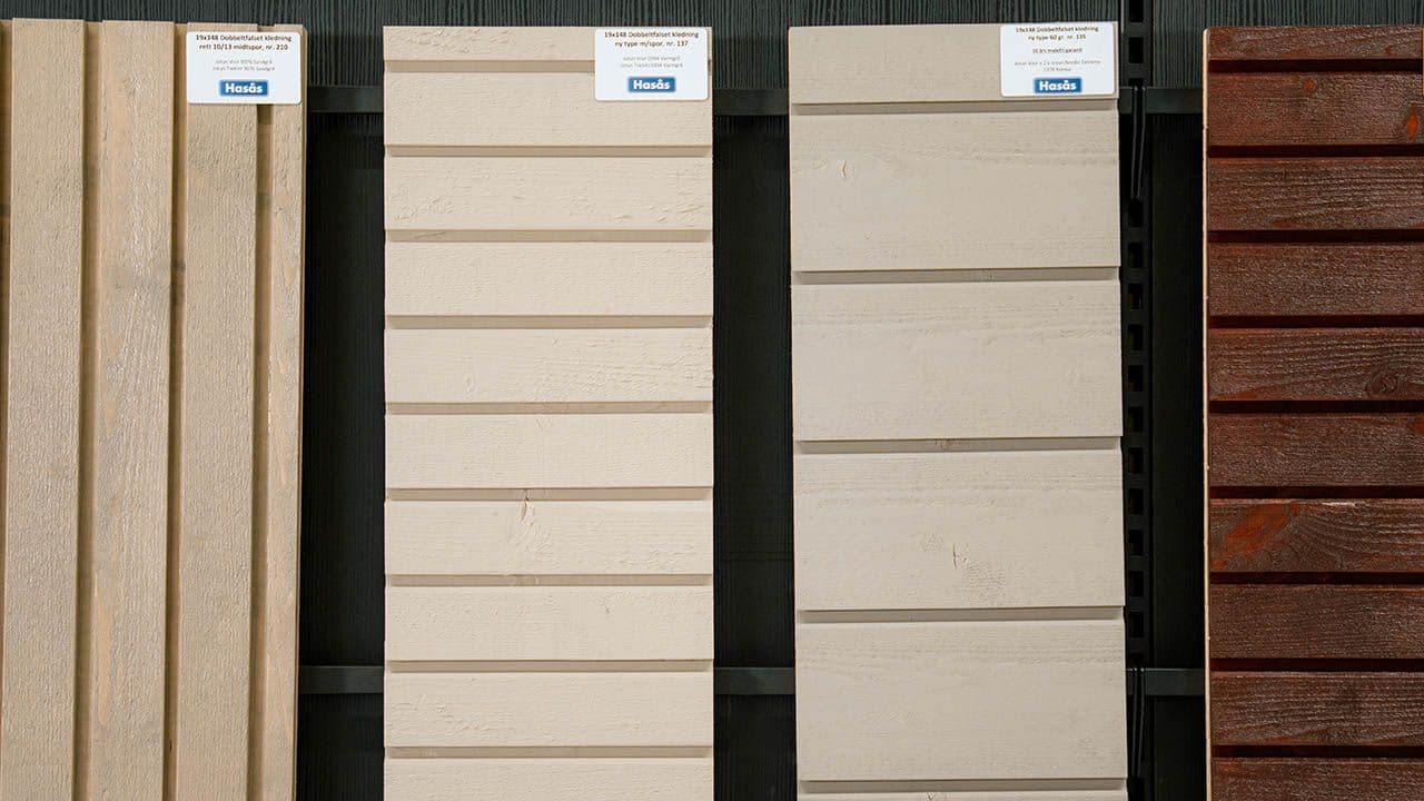 Utstilling av dobbelfals kledning i byggevarehus.