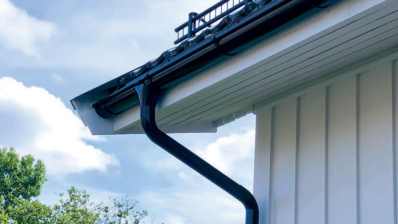 Hus med rakrenne som viser at det er viktig å rense takrenner.