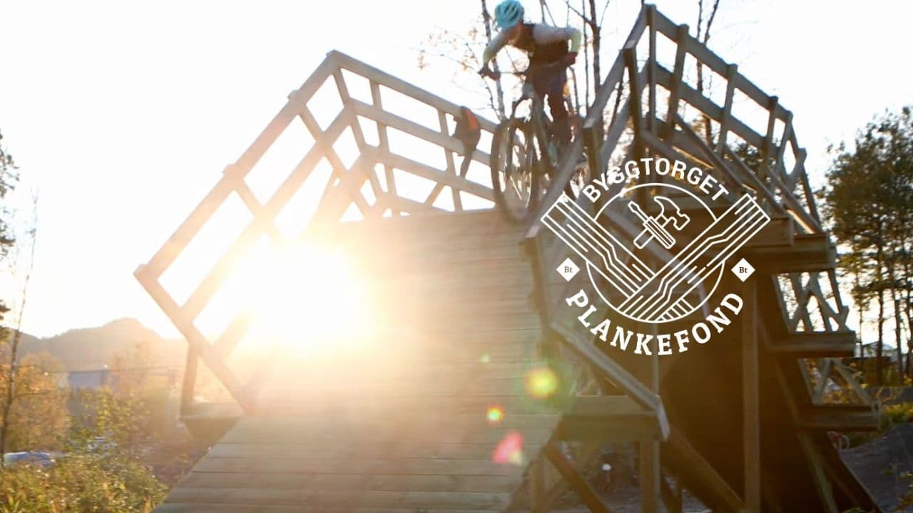 Den nye sykkelbroen i sykkelparken på Blindheim i Ålesund, bygget ved hjelp av Byggtorget Plankefond.