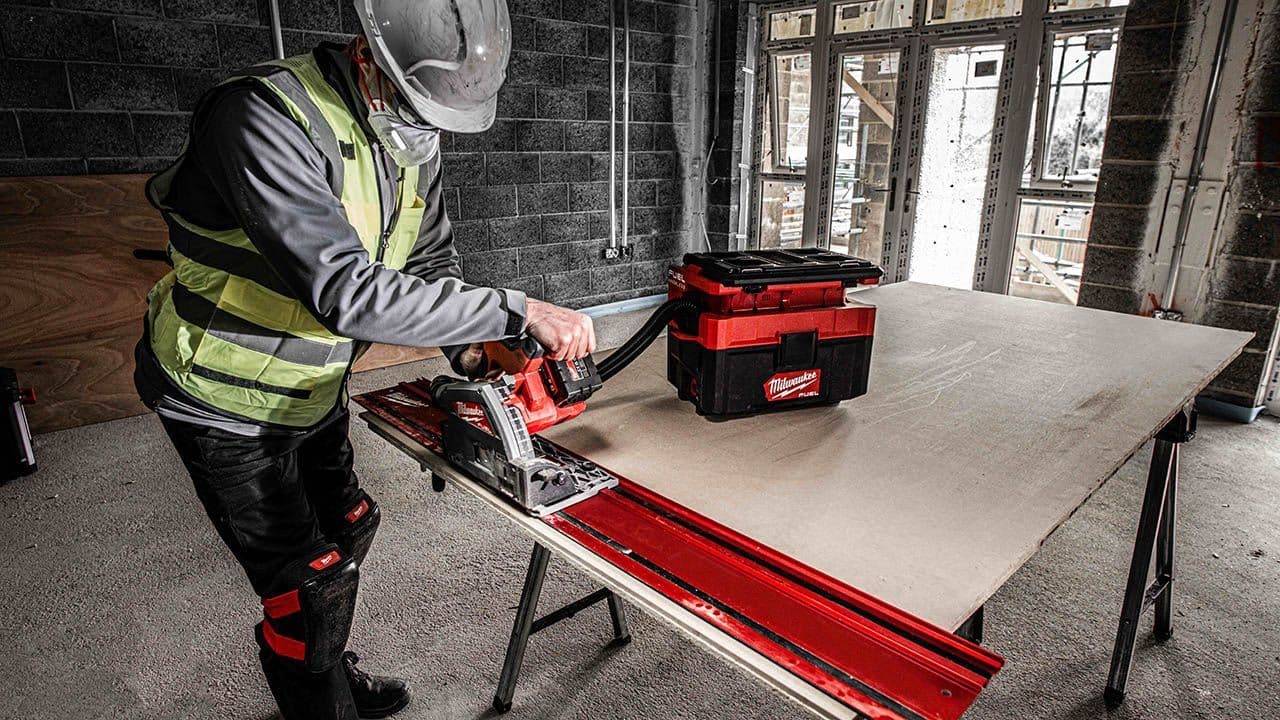 en mann om skjærer i treplate