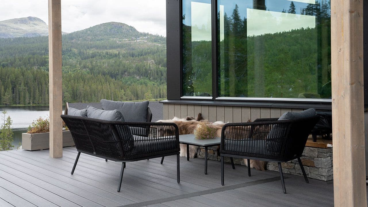 Nærbilde av terrasse med kompositt terrassegulv av typen Fiberon Sanctuary i fargen Earl Grey.