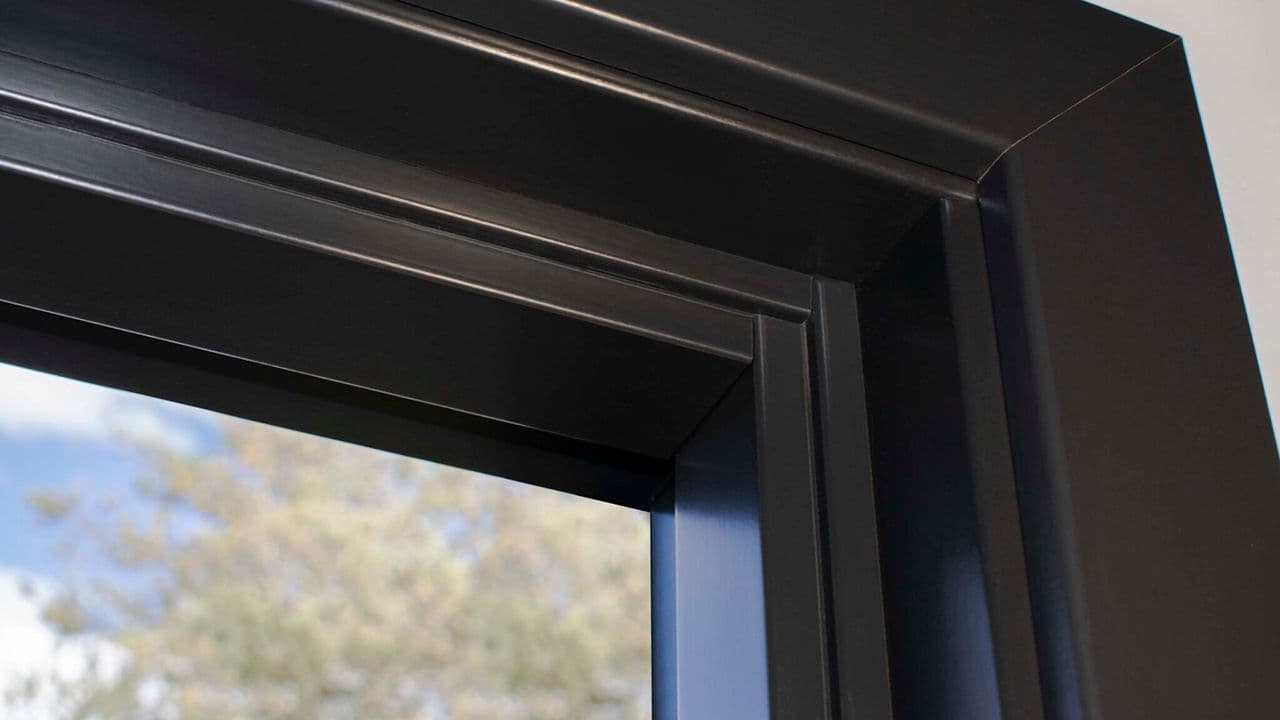 Svart vindu med listverk og karm i Dempet sort.