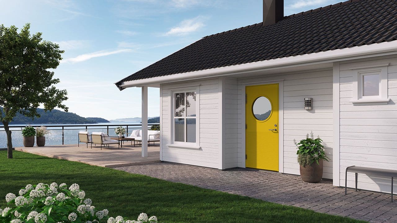 Hvitt hus med gul ytterdør.