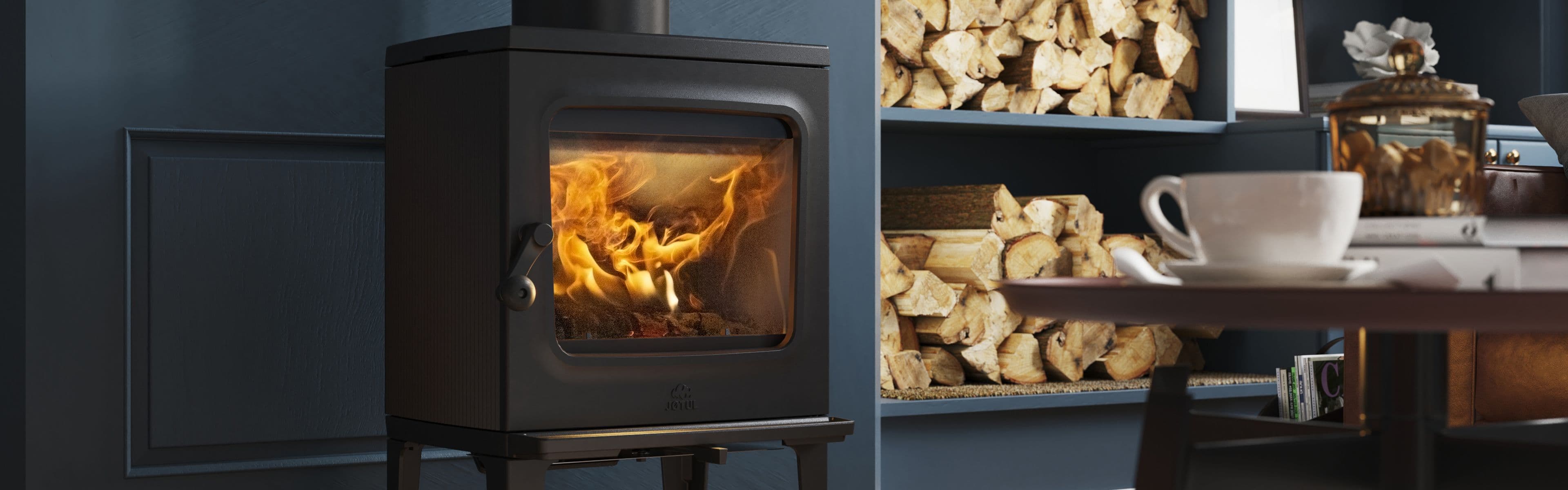 Liten klassisk støpejernsovn i mørkeblå stue.