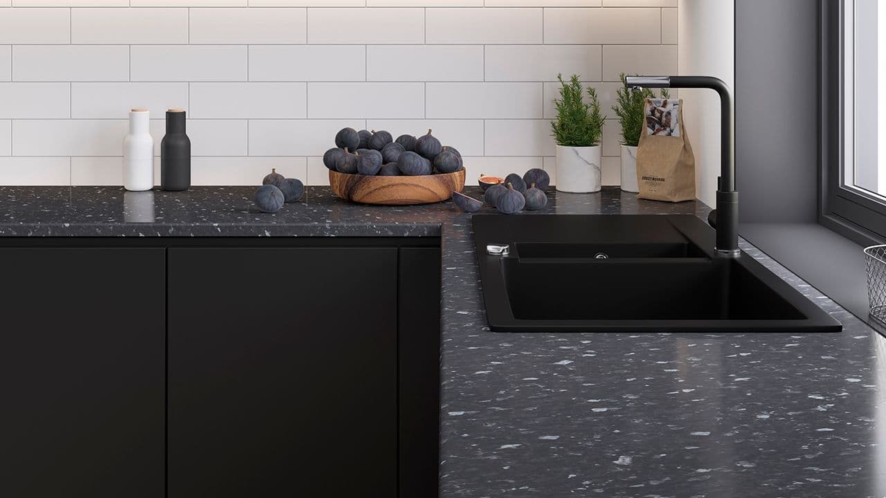 Svart kjøkken med svart terrazzo benkeplate.