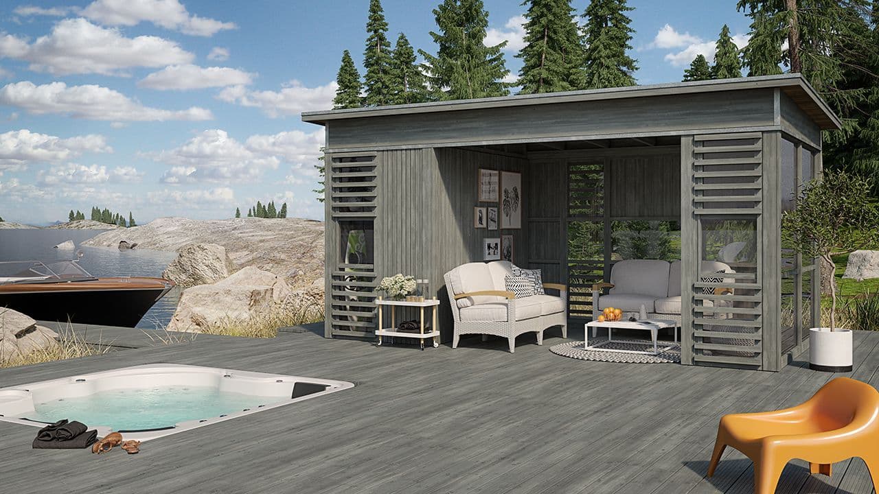 Åpen hagestue uten dører på platting ved sjøen.